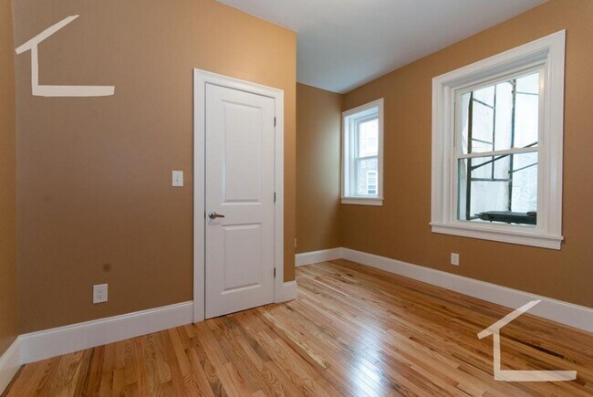 Building Photo - 5 Bed 2 Bath Right Close to Cleveland Circle