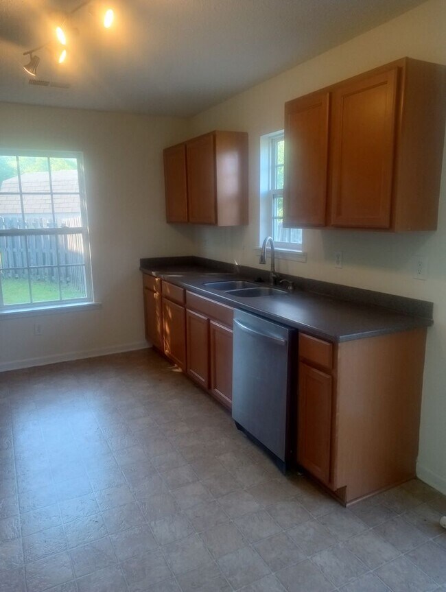 Building Photo - 4 Bedrooms 3.5 Bathrooms FOR RENT