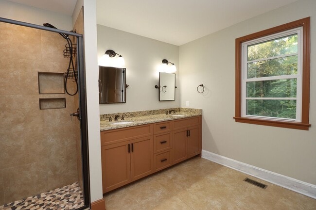 Building Photo - Updated 3 bedroom 2.5 bath home in Sherwood Forest