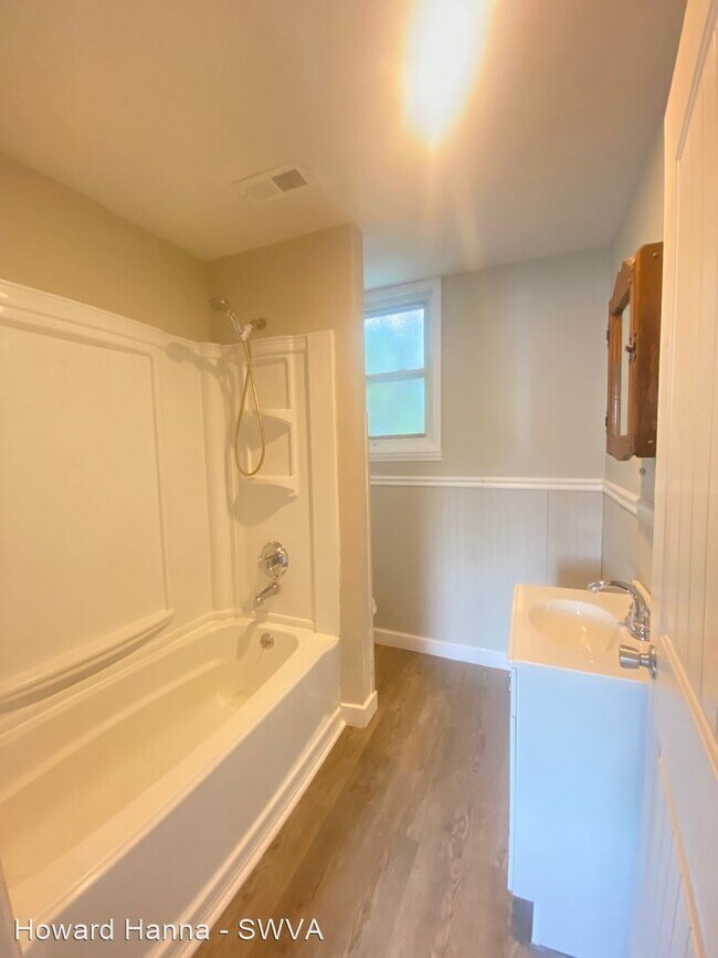 Building Photo - 2 br, 1 bath House - 1102 Tazewell Avenue SE