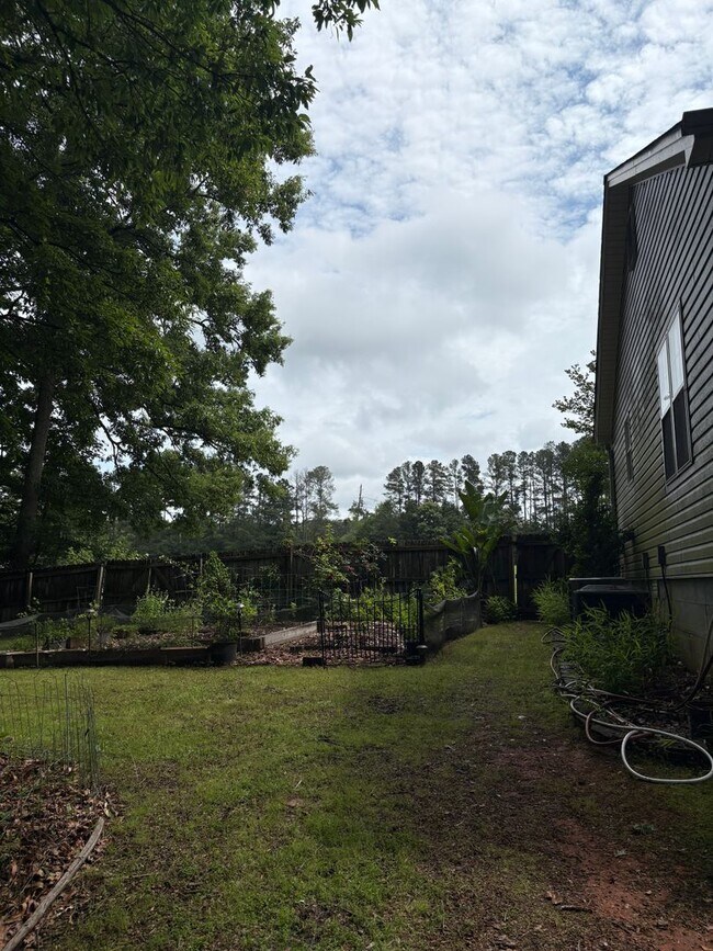 Building Photo - Large, private home in Rivercliff