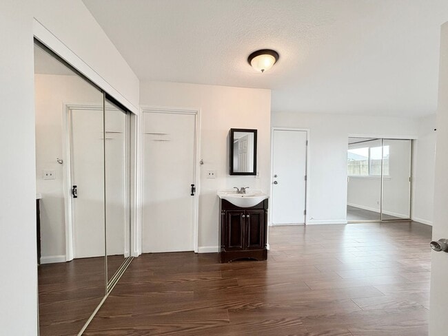 Building Photo - Cozy, charming newly updated 3 bed 2 bath home located in a cul-de-sac