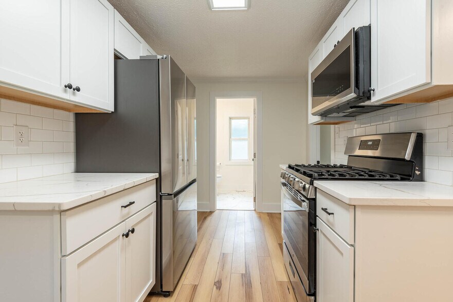 Building Photo - 709 W 13th St