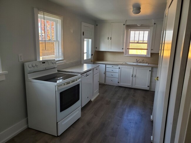 Building Photo - 900 E Myrtle St