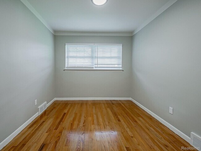 Building Photo - $2300 3 bed 2 bath bungalow