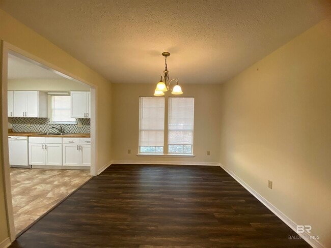 Building Photo - 233 Ridgewood Dr