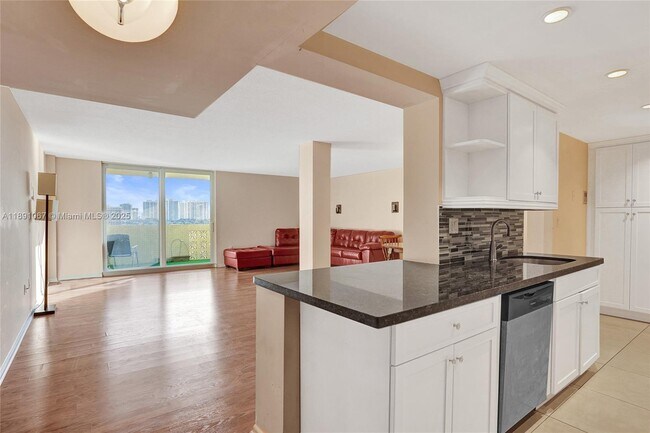 Building Photo - 1833 S Ocean Dr