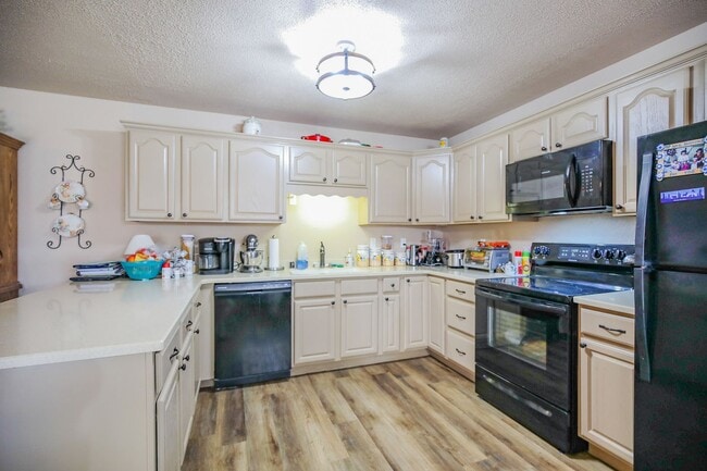 Building Photo - Three Bedroom Home with Plush Backyard