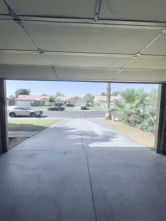 Building Photo - 3-Bedroom Home, Large backyard  & Pets Welcome