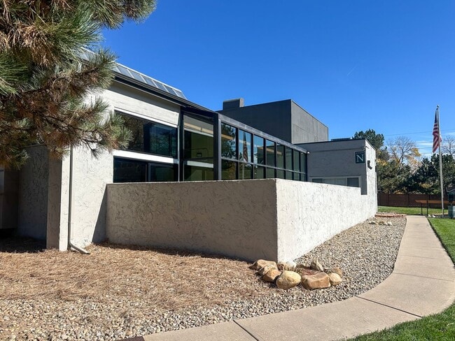 Building Photo - End-Unit Condo in Southglenn