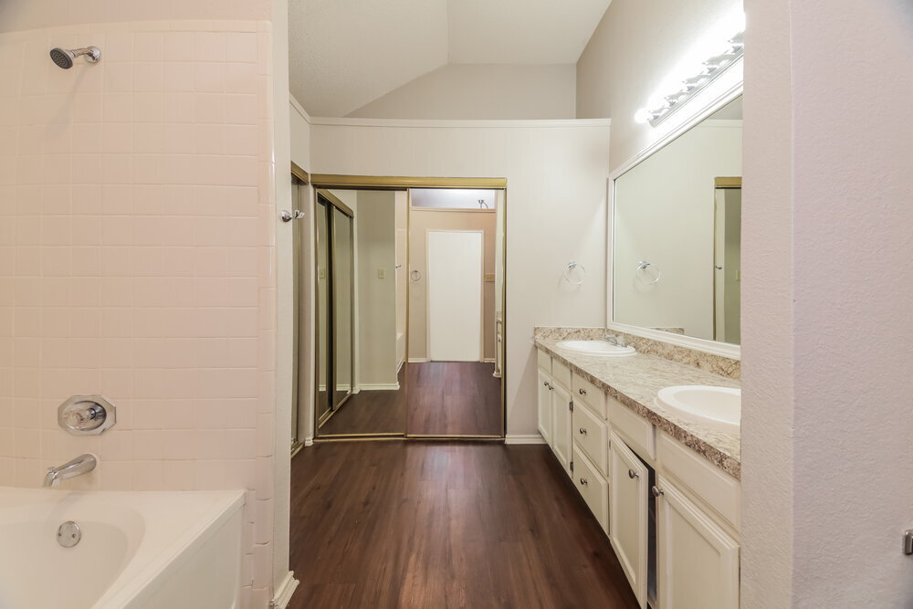 Building Photo - 9723 Pinehurst Ln