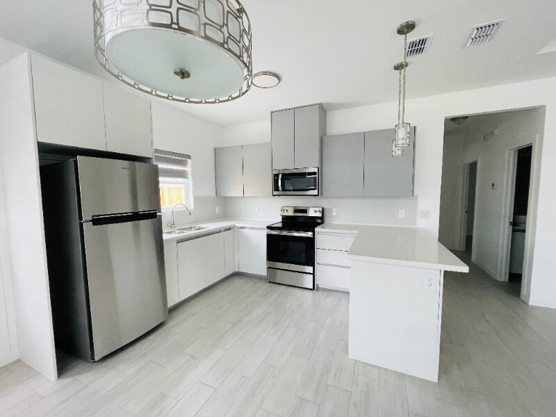 Building Photo - 1623 W Smt Dr