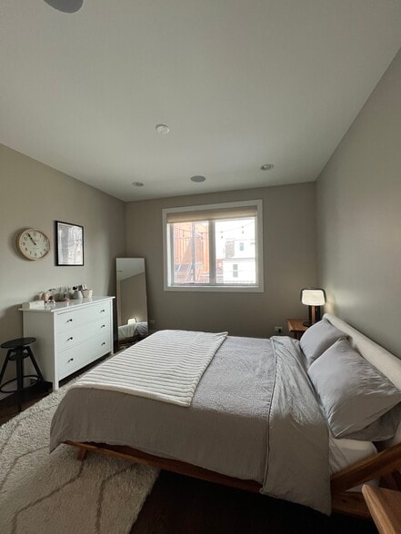 Master Bedroom - Queen Bed - 1534 W Cortez St