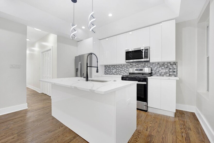 Building Photo - 4927 S Prairie Ave