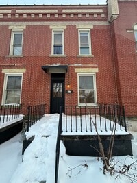 Building Photo - 3-Bedroom, 2.5-Bath Spacious Townhome located in Merion Village