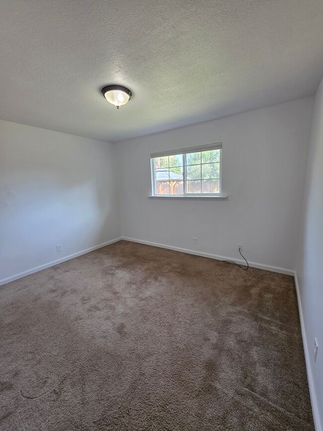 Building Photo - 3 BED/1 BATH LOCATED IN REDDING, CA