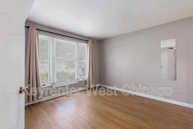 Building Photo - 1851 Fox Run Dr