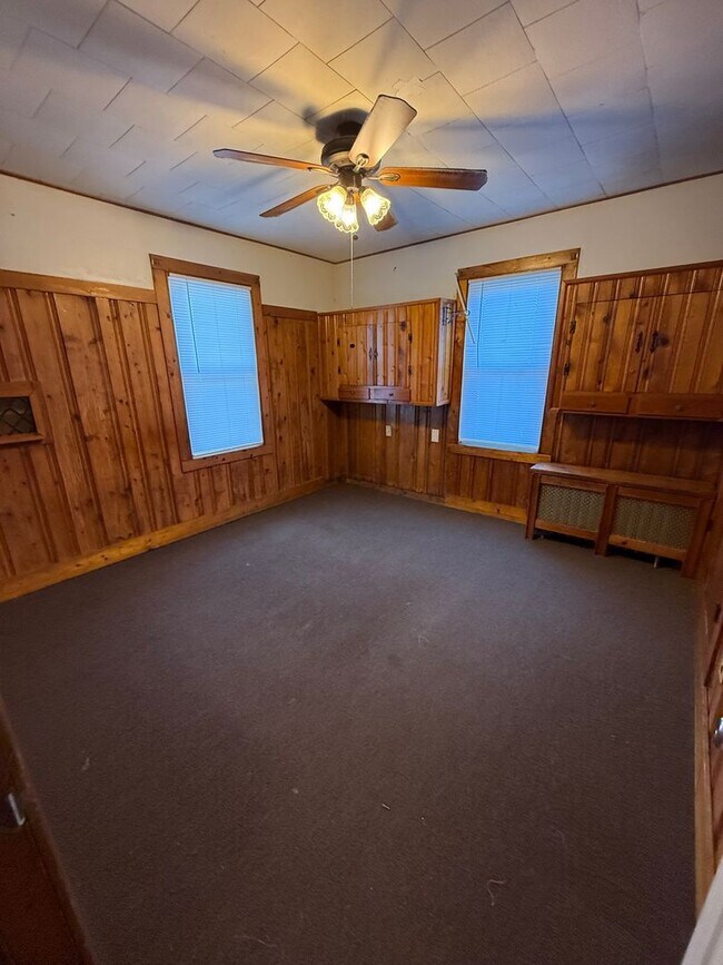 Building Photo - Spacious 3 bedroom 1 bathroom