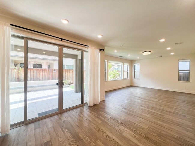 Building Photo - Newer Spacious 5 Bedroom Home Located in C...