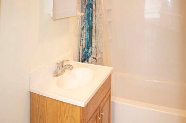 Building Photo - 2 BR/2BA | Newly Renovated Single Family Home | Additional Storage| In North Knoxville!