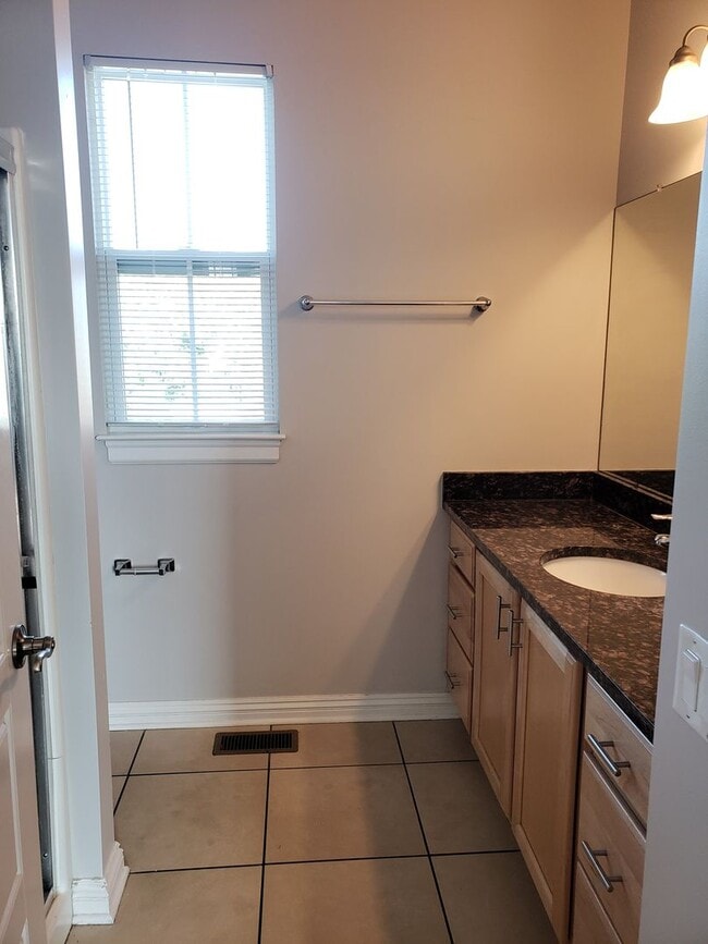 Building Photo - 1 Bed 1.5 Bath Townhome in King-Lincoln Br...