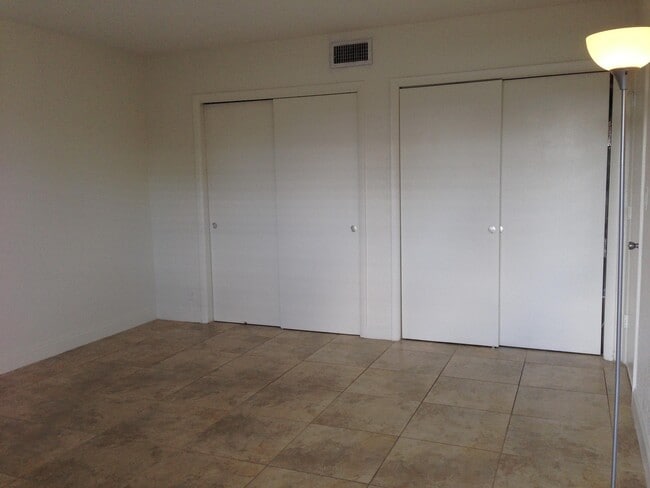 Building Photo - 1820 NE 56th St