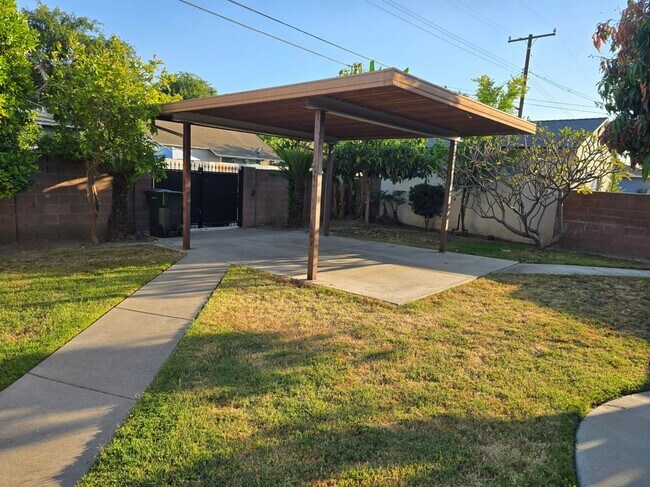 Building Photo - 706 W Orangethorpe Ave