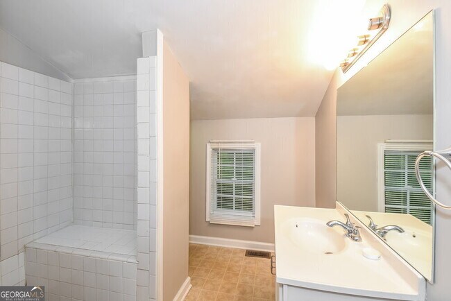 Building Photo - 3332 Chesterfield Ct