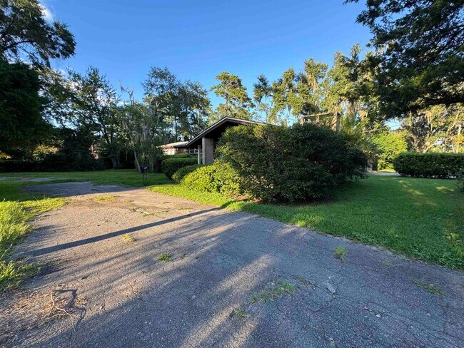 Building Photo - 1173 Seminole Dr