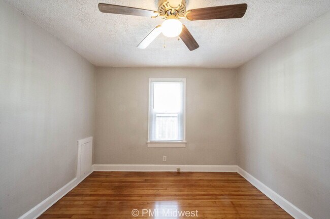 Building Photo - "Charming 2-Bedroom Retreat in Heart of In...