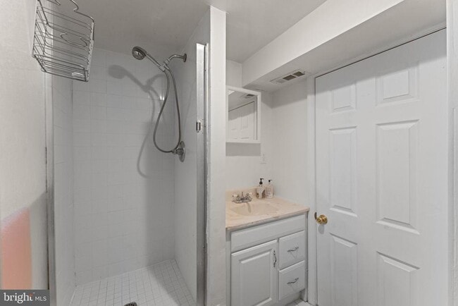 Building Photo - 5816 N Kings Hwy