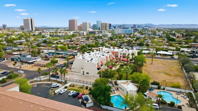 Building Photo - Central Phoenix Gem! Private Patio, Gated, Pool + Underground Parking