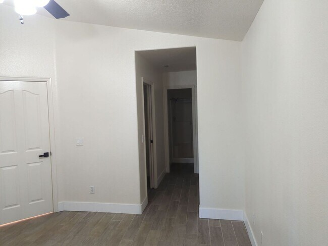 Building Photo - Centrally Located 3 Bedroom Condo. Small D...