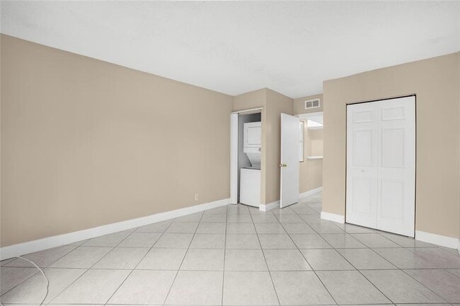 Building Photo - 6111 SW 42nd Ct