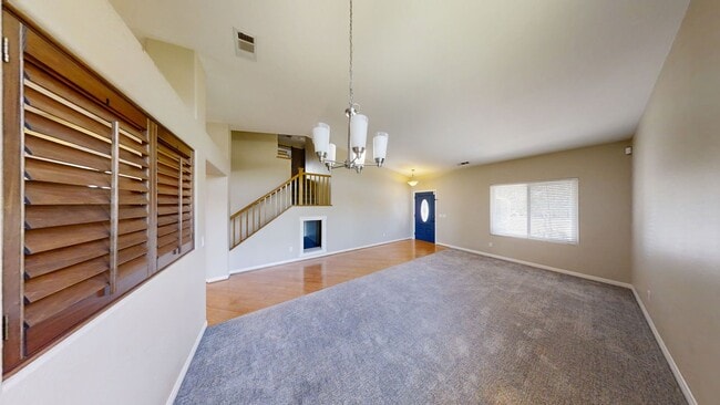 Building Photo - Beautiful 2 story 4 bed/2.5 bath Home in Y...