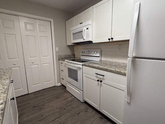 Building Photo - "Cozy 2-Bed Condo in Huntsville with Firep...