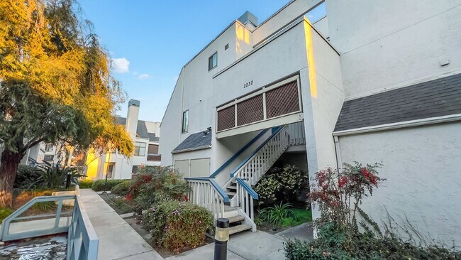 Building Photo - Mission Valley Beautiful Townhome Fully Furnished with A/C, Laundry + Parking