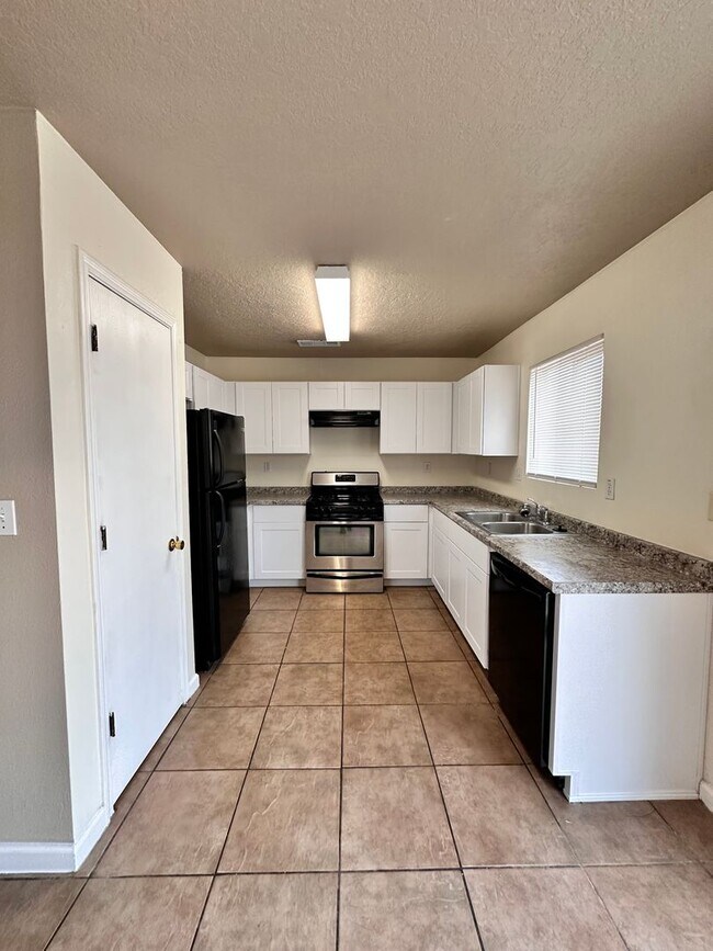 Building Photo - *"PRICE  REDUCED + MOVE-IN SPECIAL" 3 Bedroom 2 Bathroom with 2 Car Garage