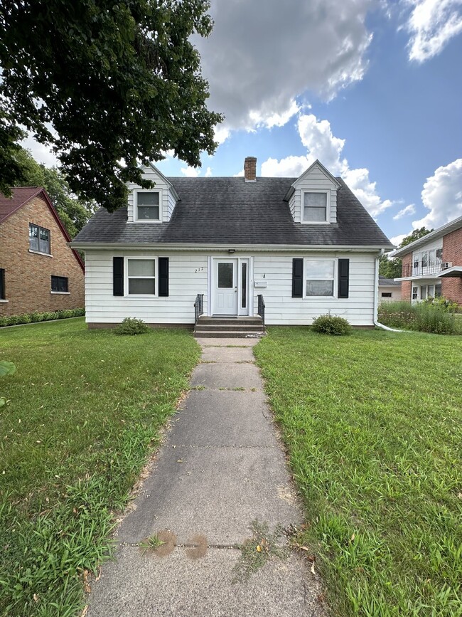 Building Photo - Exciting 3 Bed 1 & 1/2 Bath close to UWEC!