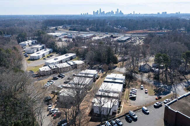 Building Photo - Spacious, affordable two bedroom townhouse just minutes from shopping and dining in Gastonia!