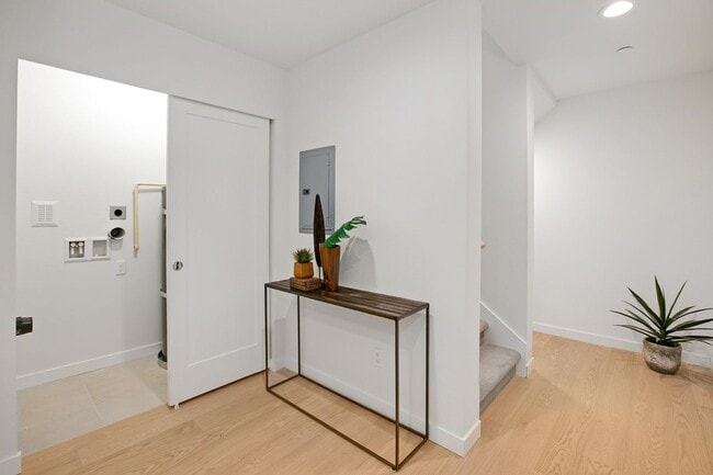 Building Photo - 2Bd/2Ba Seattle Townhouse