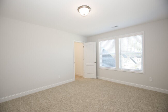 Building Photo - Charming 4 Bedroom Rental Home with Spacio...