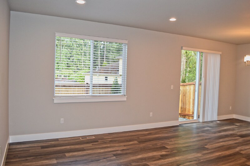 Building Photo - 6911 Lennon Ln NE