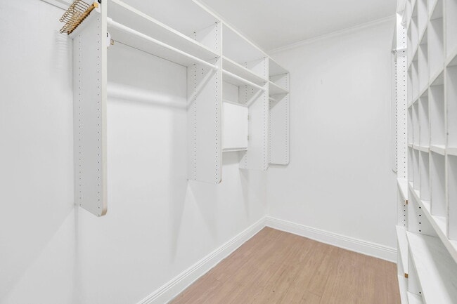 Building Photo - 1524 Glenlake Cir