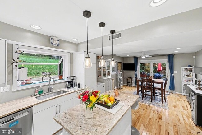 Building Photo - 6306 Beachway Dr