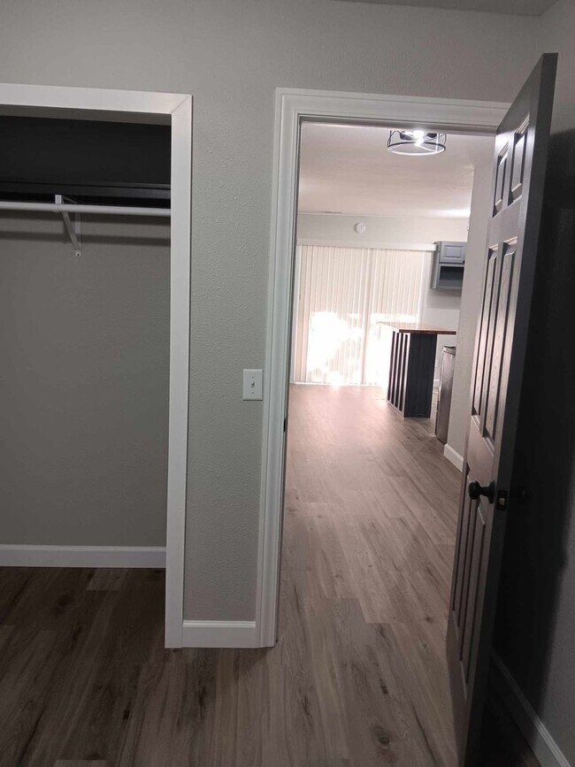 Building Photo - Nice 2 Bedroom Apartment overlooking Treeline lake