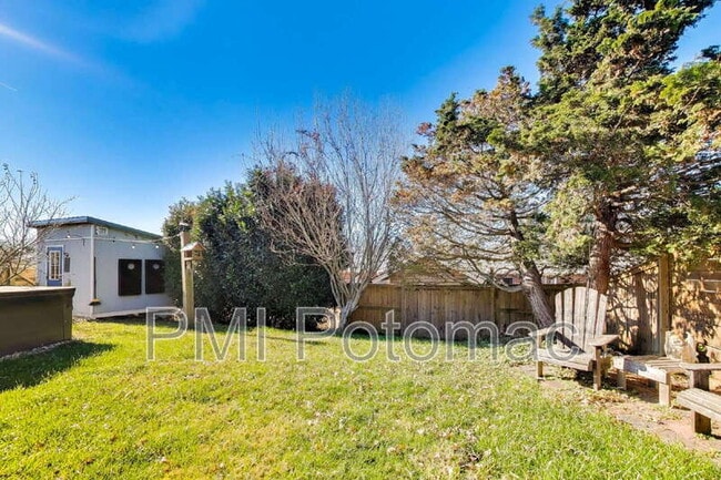 Building Photo - 1915 Henry Rd