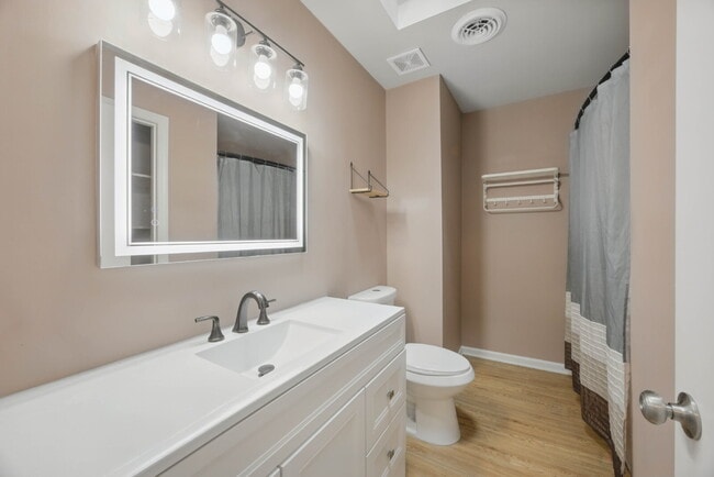 Building Photo - Beautiful 2 Bedroom 1.5 Bathroom Duplex