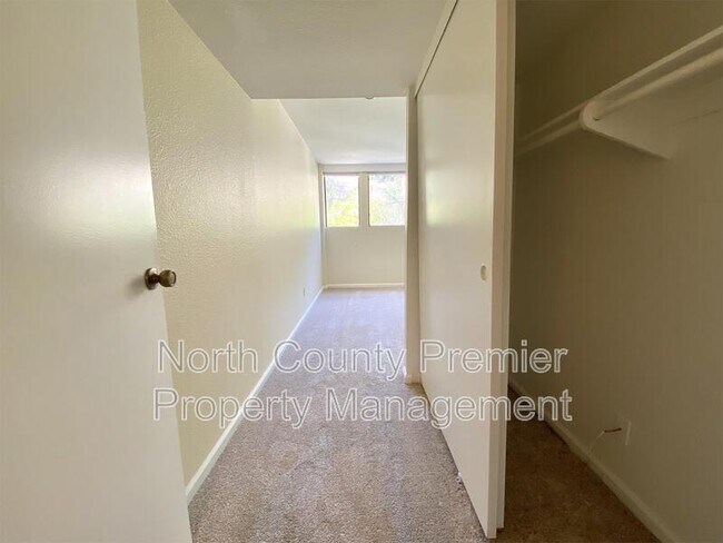 Building Photo - 2420 Torrey Pines Rd
