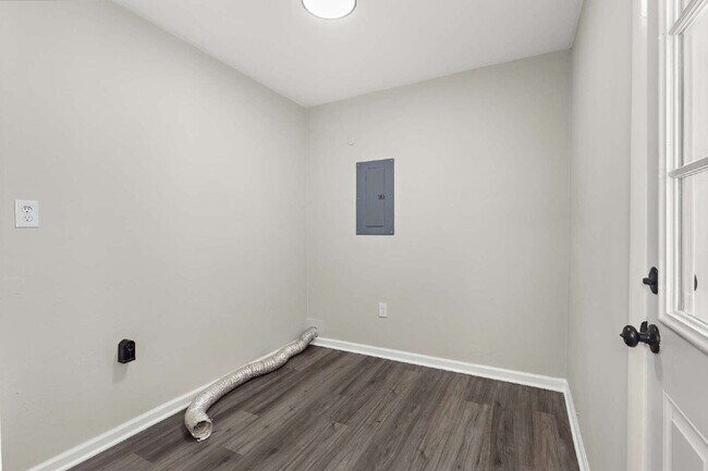 Building Photo - Redone townhouse